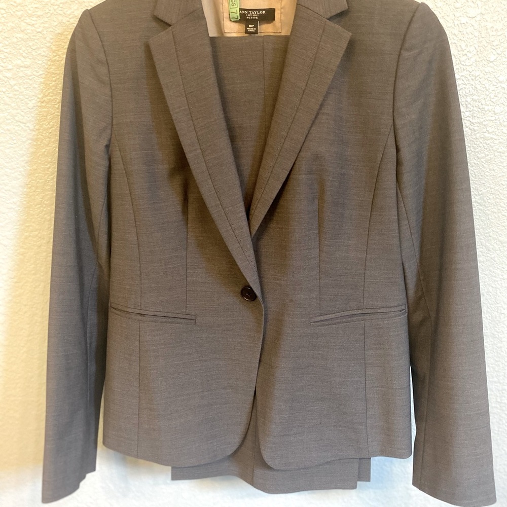 Gray Ann Taylor 8 petite suit (blazer and pants)